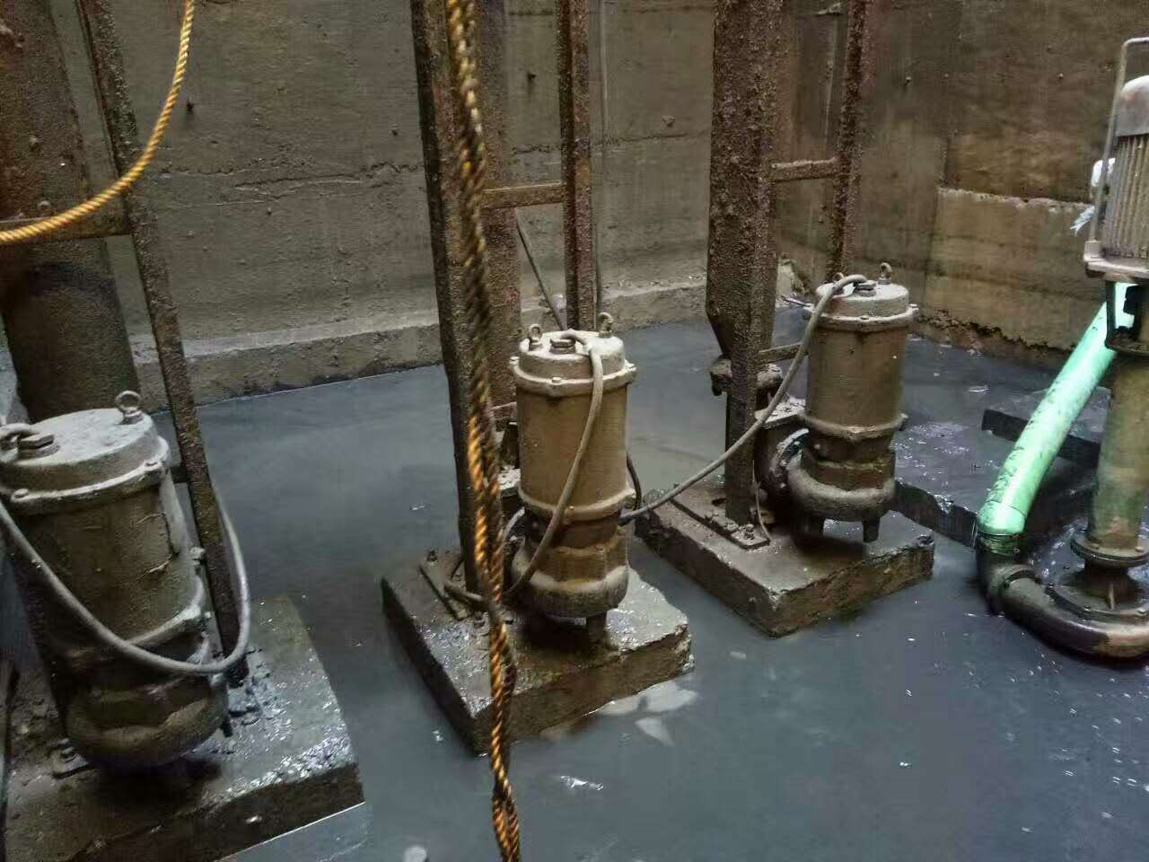 前锋污水池清理