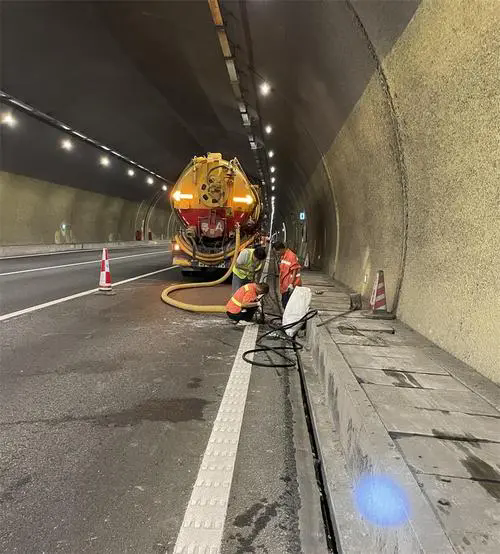 前锋隧道排水渠清淤